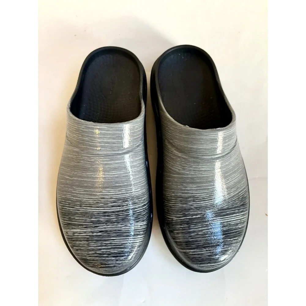 NWOB OOFOS Oocloog Luxe Gray Stripe Recovery Comfort Clogs Size EU37 US L6 M4